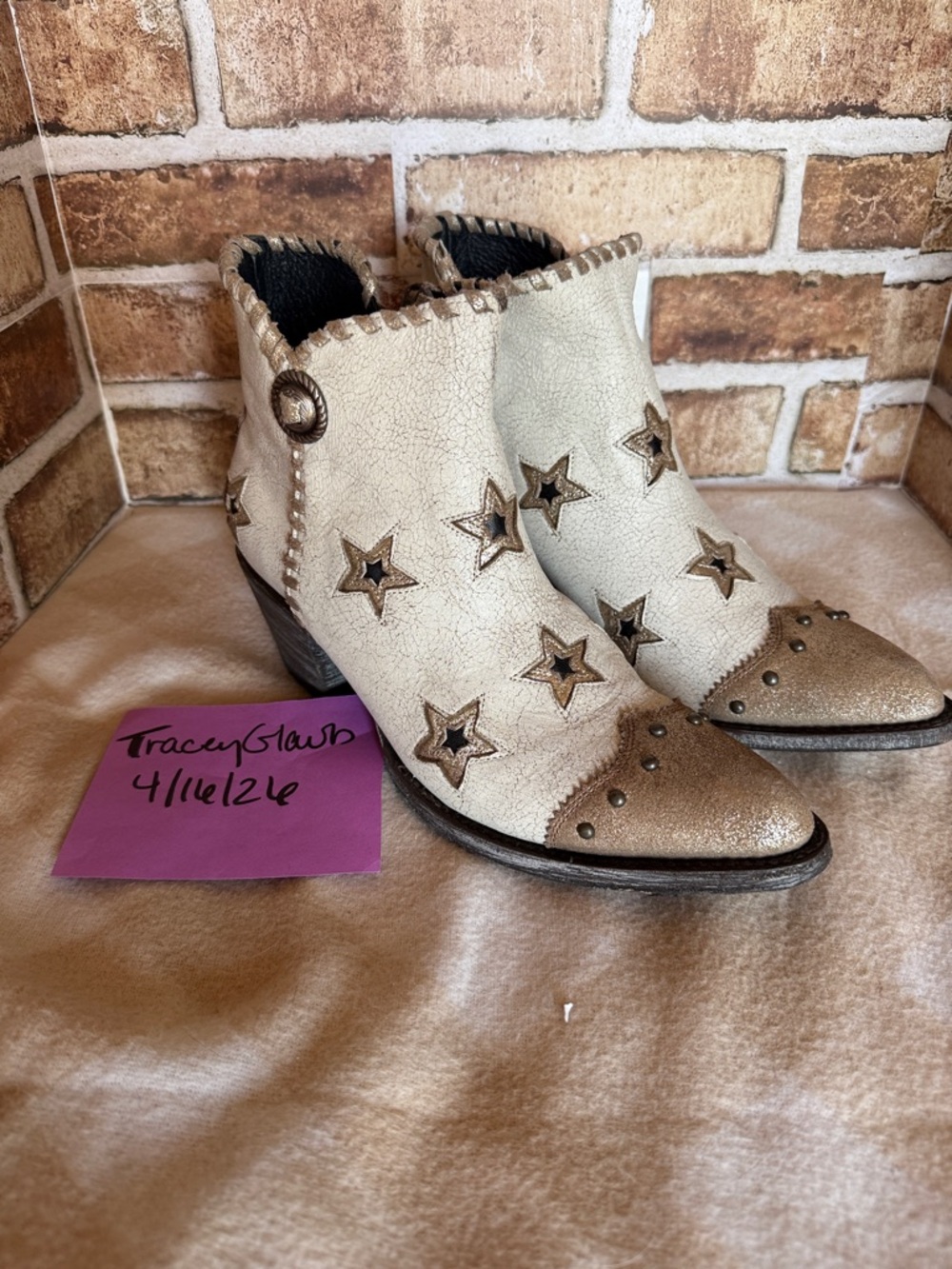 Old Gringo White & Gold Star Cutout Glamis